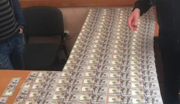 Податківець Житомирщини постане перед судом за шахрайство та підбурювання до надання 12 000 доларів хабаря